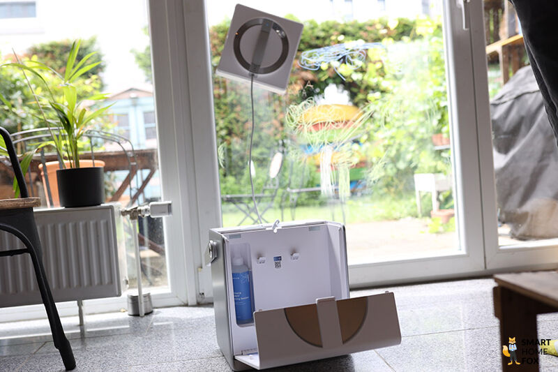 Der ECOVACS WINBOT W2 OMNI wischt die Ecken.